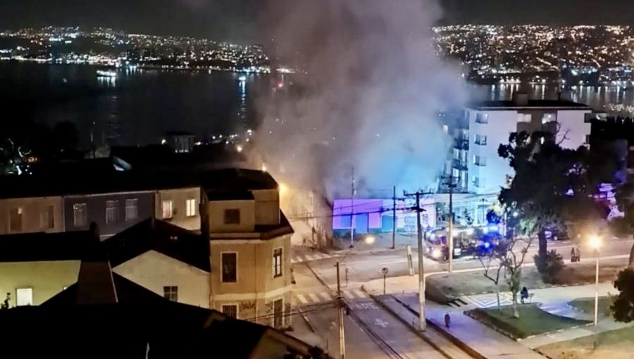 Querido vecino del cerro Playa Ancha pierde la vida en incendio que destruyó dos locales comerciales de la avenida Gran Bretaña