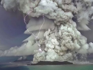 Máximo nivel de alerta en Indonesia por erupción de peligroso volcán