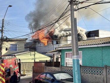 Incendio consume una casa habitación de dos pisos en la calle Condell de San Antonio