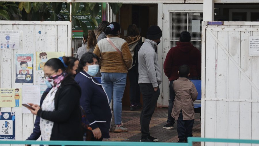 Fuerte olor a gas deja nuevas víctimas en Quintero: ni Bomberos ni la Armada han hallado la fuente de la contaminación