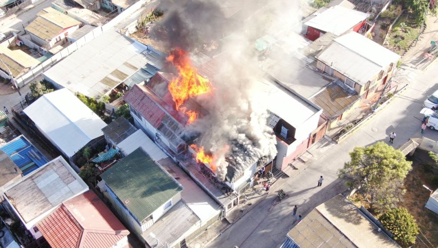 Dos personas resultaron lesionadas en incendio que destruyó dos casas en San Antonio