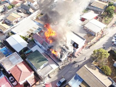 Dos personas resultaron lesionadas en incendio que destruyó dos casas en San Antonio