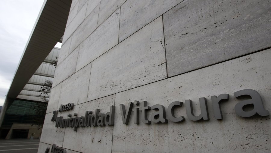 Municipalidad de Vitacura destituyó a los dos funcionarios del video sexual que fue captado en las oficinas