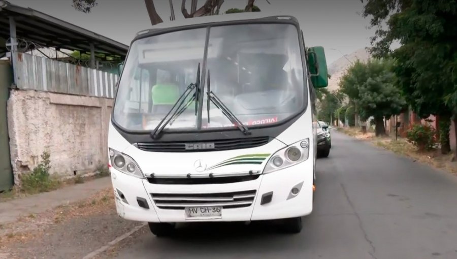 Conductor de microbús escapó de fiscalización, chocó un vehículo y dejó dos lesionados en San Bernardo