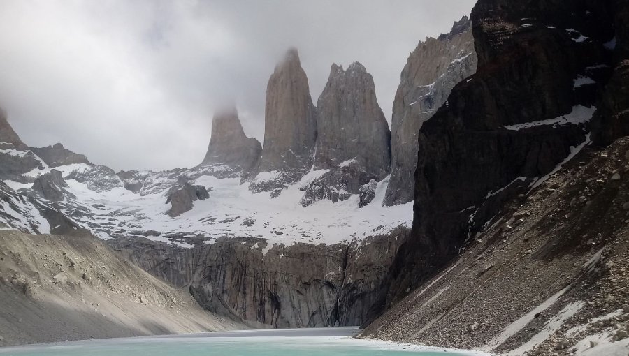 Fiscalía confirma causa de muerte de turistas y cita a declarar a director de Conaf y guardaparques de Torres del Paine