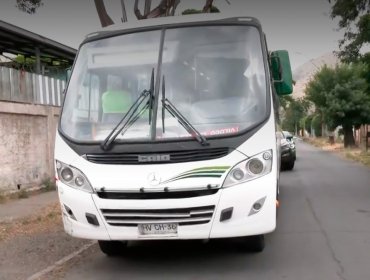 Conductor de microbús escapó de fiscalización, chocó un vehículo y dejó dos lesionados en San Bernardo