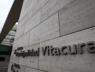 Municipalidad de Vitacura destituyó a los dos funcionarios del video sexual que fue captado en las oficinas