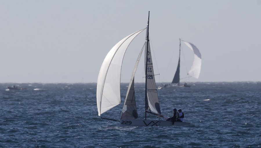 Valparaíso revive su vínculo con el mar con gran regata familiar en el Muelle Barón
