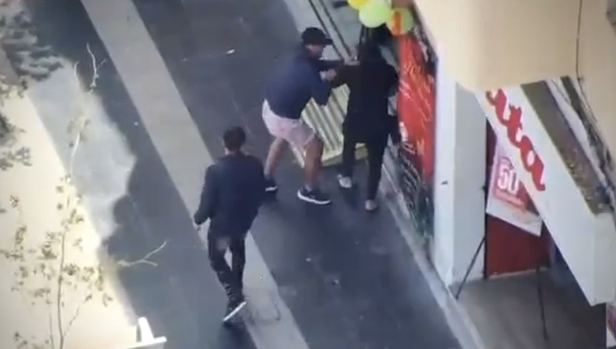 Patrullaje aéreo de un dron permitió detener a dos delincuentes que robaron cadena a una mujer en el centro de Viña del Mar