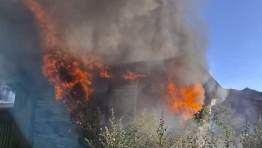 Incendio consumió una vivienda en el segundo sector del cerro Playa Ancha de Valparaíso