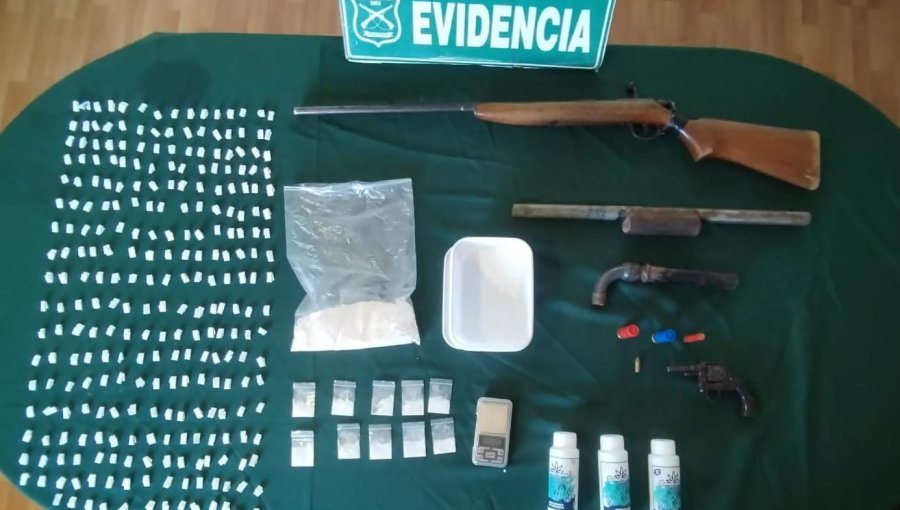 Denuncia por violencia intrafamiliar permite detener a sujeto con armas de fuego y drogas en la parte alta de Viña del Mar