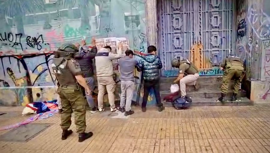 Desmantelan a banda que usaba puesto informal como fachada para traficar drogas en la plaza Aníbal Pinto de Valparaíso