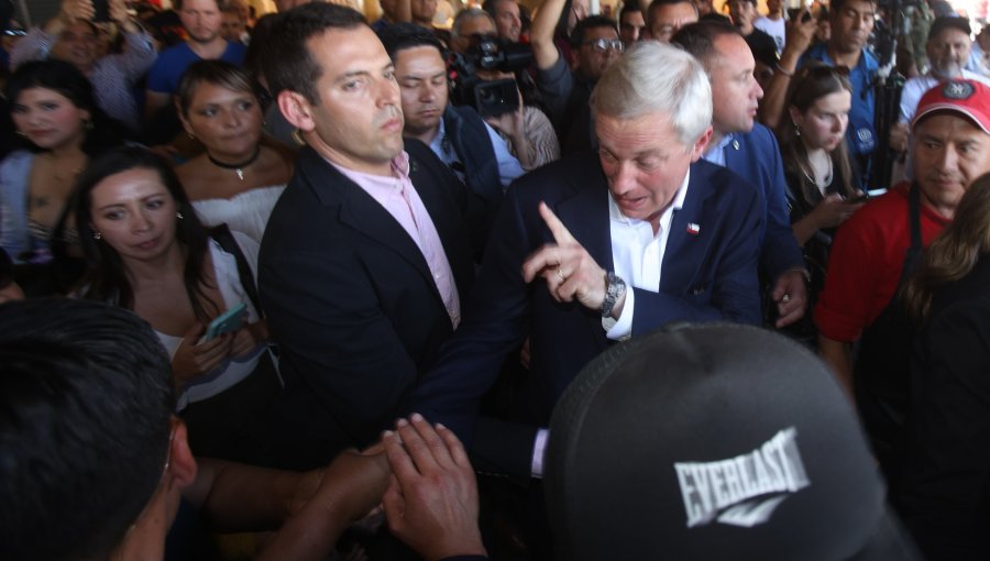 Entre pifias y consignas de apoyo: Kast protagonizó un tenso recorrido por el Mercado Matadero Franklin de Santiago