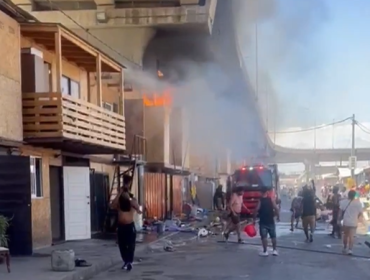 Incendio afecta viviendas en campamento Santa Marta de Maipú