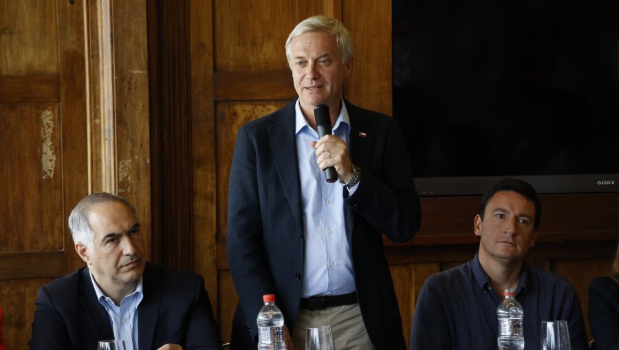 Kast critica foco de la campaña y desafía a Jara a recorrer zonas conflictivas