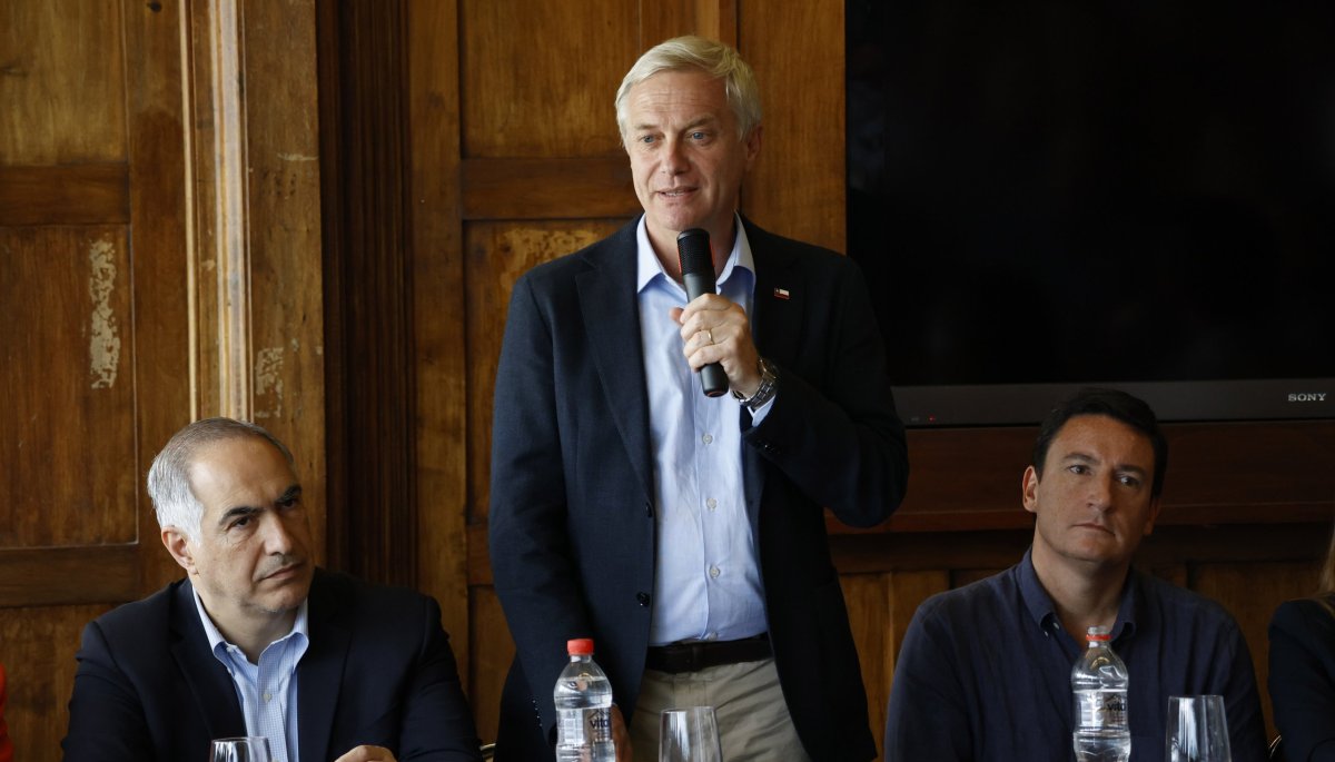 Kast critica foco de la campaña y desafía a Jara a recorrer zonas conflictivas