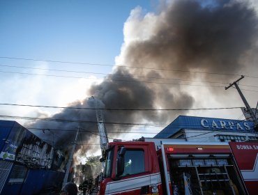 Incendio de grandes dimensiones afecta a local de neumáticos en San Miguel