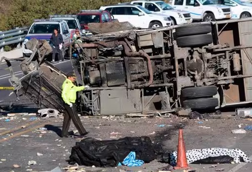 Al menos 10 muertos y 16 heridos tras el volcamiento de un bus en Ecuador