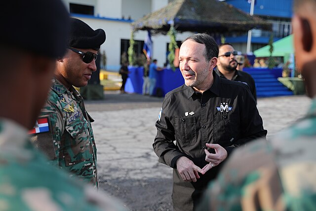 Ministro de El Salvador defiende modelo penitenciario de Bukele y afirma que "no tenemos empatía con terroristas"