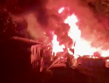 Incendio en el cerro El Litre de Valparaíso afectó a ocho viviendas: dos completamente consumidas y seis con daños parciales