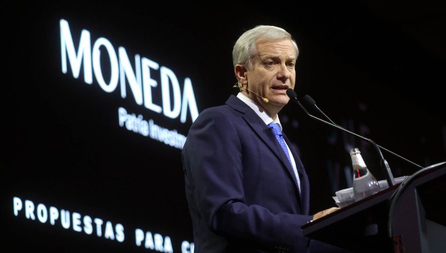 Agencia de calificación crediticia ve "difícil" que Kast pueda recortar US$6 mil millones en 18 meses