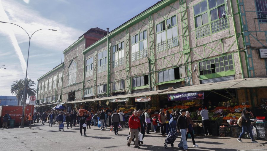 Personas mayores, cuidadoras y jefas de hogar que ejercían el comercio ambulante serán las primeras regularizadas en Valparaíso