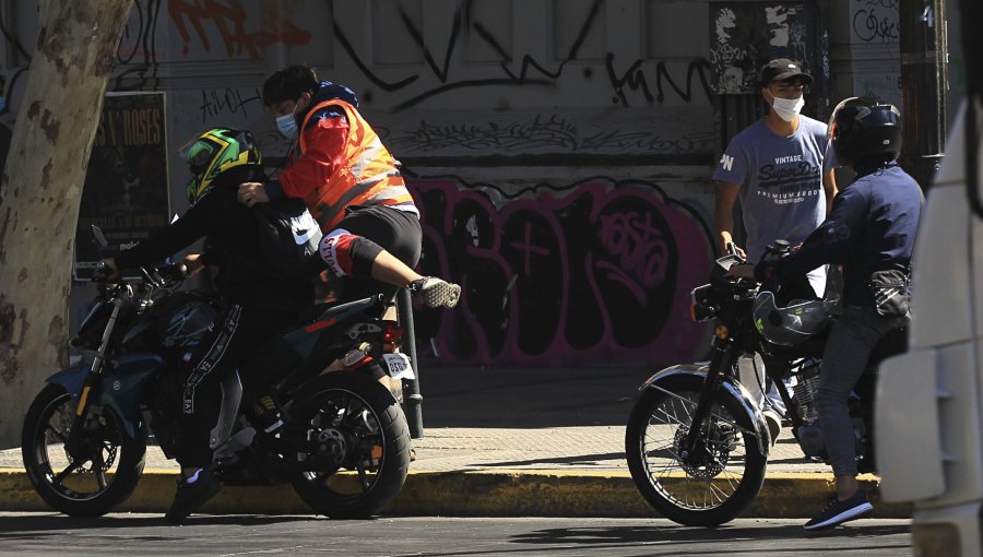 Revelan horarios y comunas de la región Metropolitana más afectadas por asaltos de motochorros