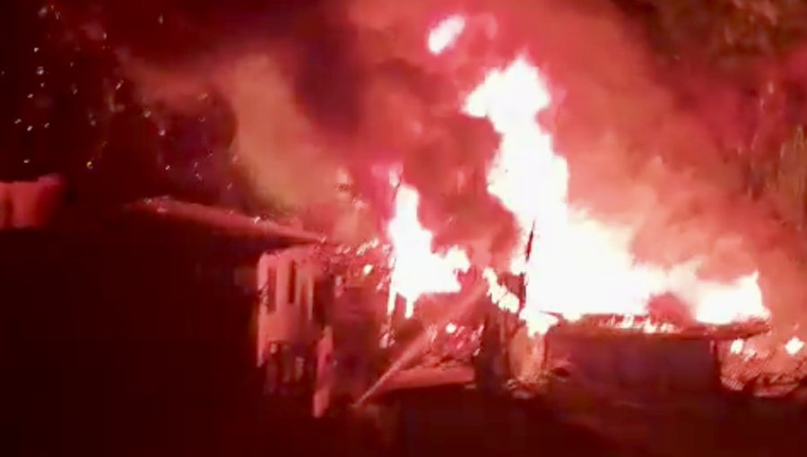 Incendio en el cerro El Litre de Valparaíso afectó a ocho viviendas: dos completamente consumidas y seis con daños parciales