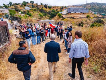 Kast recorre zona del megaincendio en Viña y emplaza a Jara a preocuparse "de los dolores humanos" y no "de un debate más o menos"