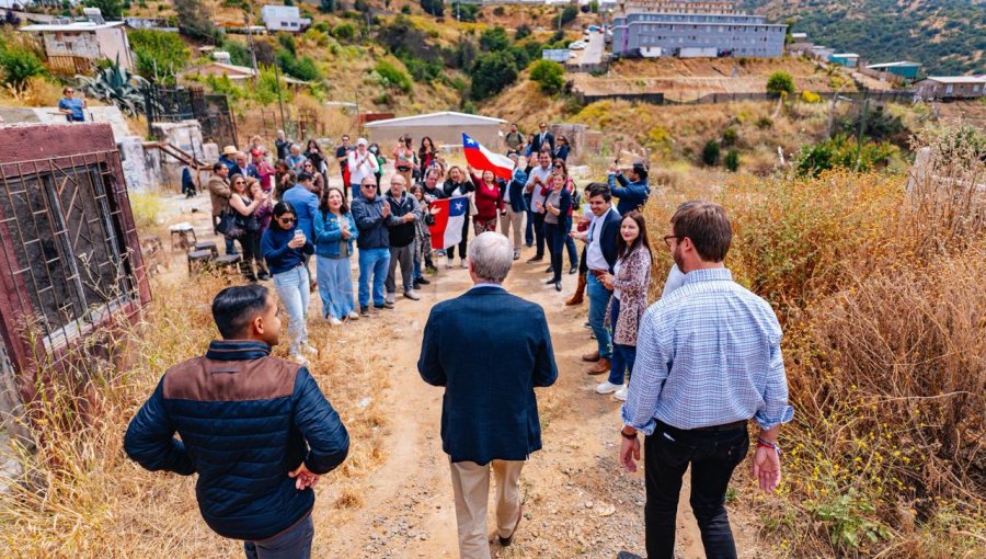 Kast recorre zona del megaincendio en Viña y emplaza a Jara a preocuparse "de los dolores humanos" y no "de un debate más o menos"