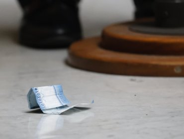 Tenso momento en el Congreso: Manouchehri lanzó un billete a Araya cuando explicaba vínculos con el suspendido conservador Yáber