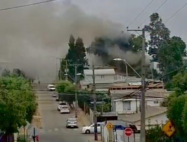 Incendio afecta a una casa de material ligero en el sector Pompeya Norte de Quilpué