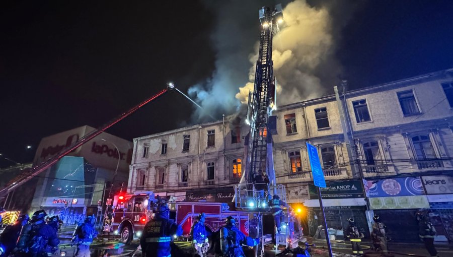 Feroz incendio afectó a edificio de tres pisos en la Av. Argentina de Valparaíso: subdivisiones del inmueble dificultaron combate del fuego