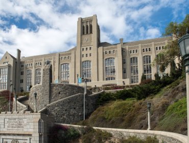 Detienen a estudiante que atacó con un arma blanca a profesor en la U. Santa María en Valparaíso: portaba una pistola de balines