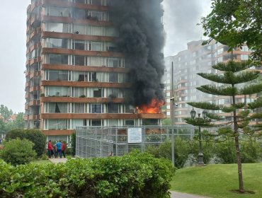 Incendio afectó a un departamento ubicado en el tercer piso de un edificio en Vitacura
