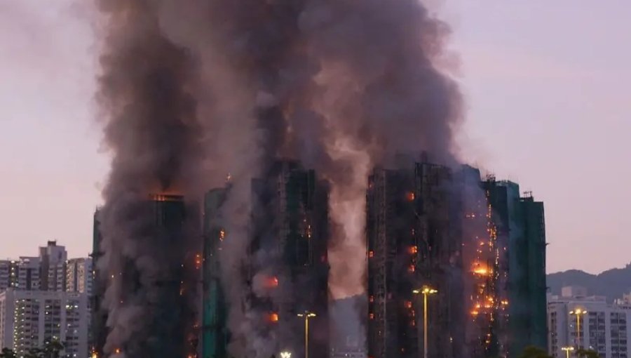 Aumentan a 36 los fallecidos por incendio que se propagó por varios edificios en Hong Kong