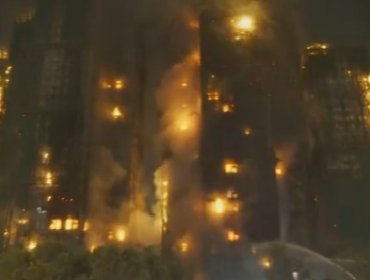 4 muertos por gigantesco incendio que destruyó edificios en Hong Kong