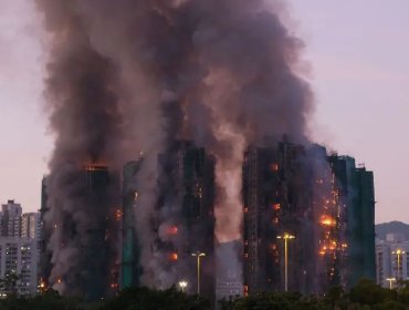Aumentan a 36 los fallecidos por incendio que se propagó por varios edificios en Hong Kong