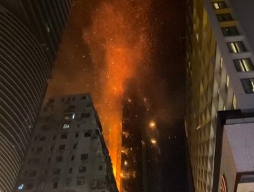 Suben a 13 los fallecidos por el incendio en Hong Kong: reportan varios atrapados