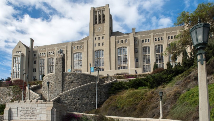 Detienen a estudiante que atacó con un arma blanca a profesor en la U. Santa María en Valparaíso: portaba una pistola de balines