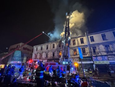 Feroz incendio afectó a edificio de tres pisos en la Av. Argentina de Valparaíso: subdivisiones del inmueble dificultaron combate del fuego