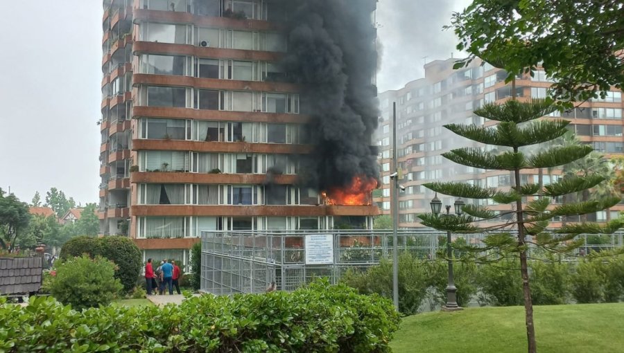 Incendio afectó a un departamento ubicado en el tercer piso de un edificio en Vitacura