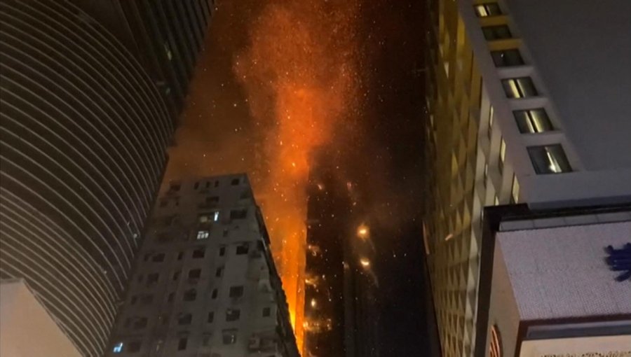 Suben a 13 los fallecidos por el incendio en Hong Kong: reportan varios atrapados