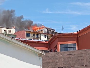 Una vivienda resultó con serios daños por incendio en el cerro Mariposas de Valparaíso