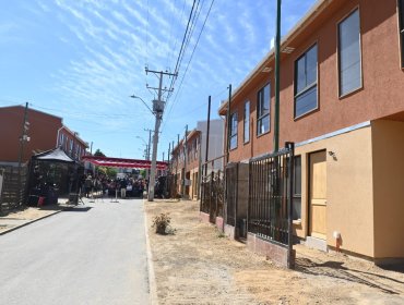 Entregan 15 viviendas a damnificados del megaincendio de 2024 y dan inicio a obras de edificio industrializado en Quilpué