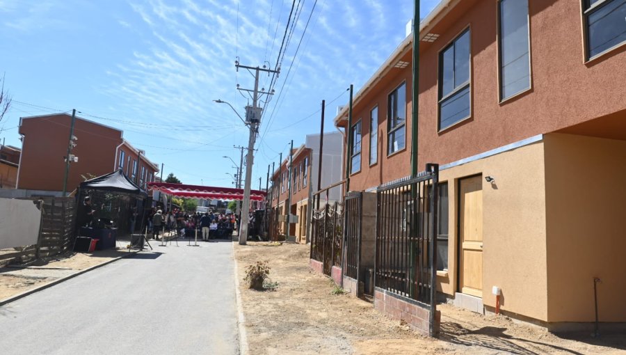 Entregan 15 viviendas a damnificados del megaincendio de 2024 y dan inicio a obras de edificio industrializado en Quilpué