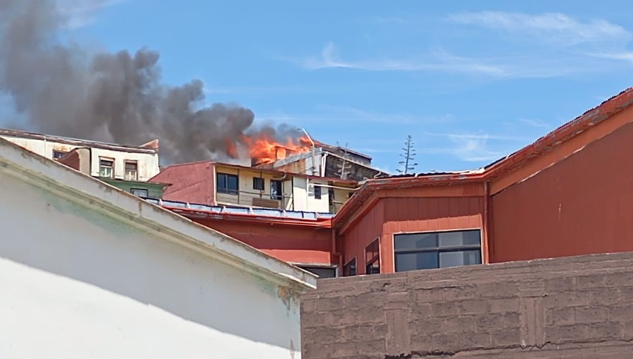 Una vivienda resultó con serios daños por incendio en el cerro Mariposas de Valparaíso