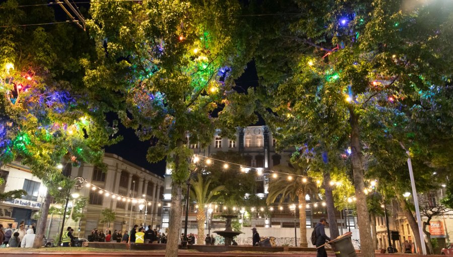Valparaíso enciende su espíritu navideño: plazas Victoria, Aníbal Pinto y Echaurren se iluminan con 2 mil luces de bajo consumo