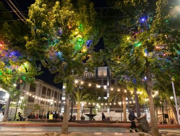 Valparaíso enciende su espíritu navideño: plazas Victoria, Aníbal Pinto y Echaurren se iluminan con 2 mil luces de bajo consumo