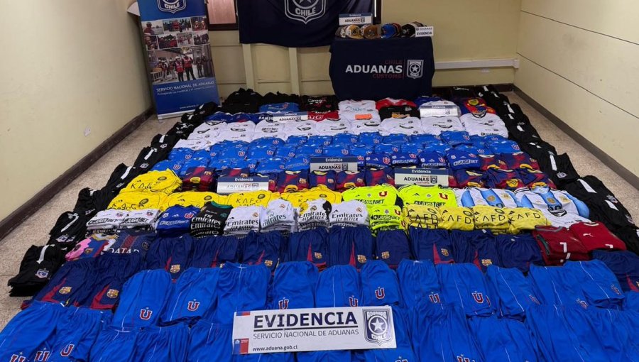 Detectan millonario contrabando de camisetas de fútbol falsificadas en bus de Arica